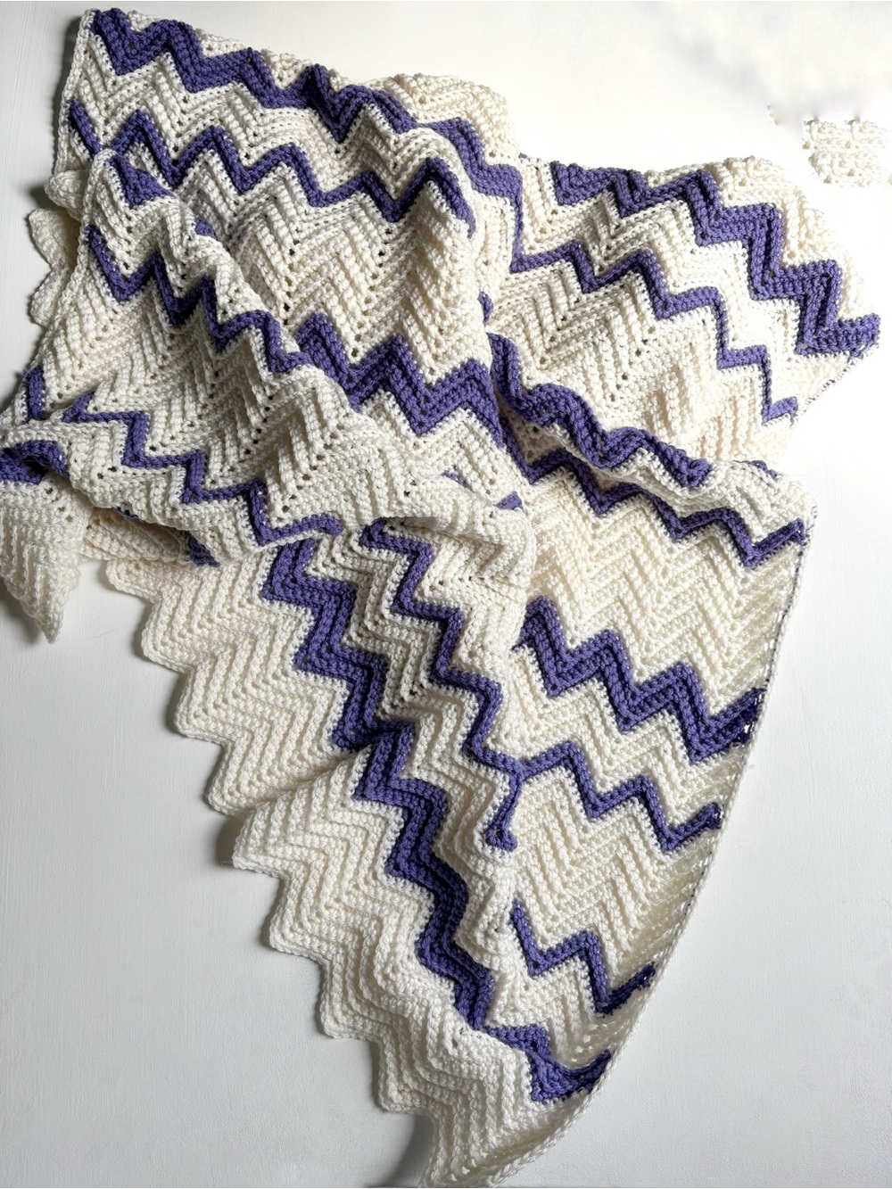 Vintage Handmade Lavender and White ZigZag Pattern Knit Throw Blanket - Picture 5 of 7